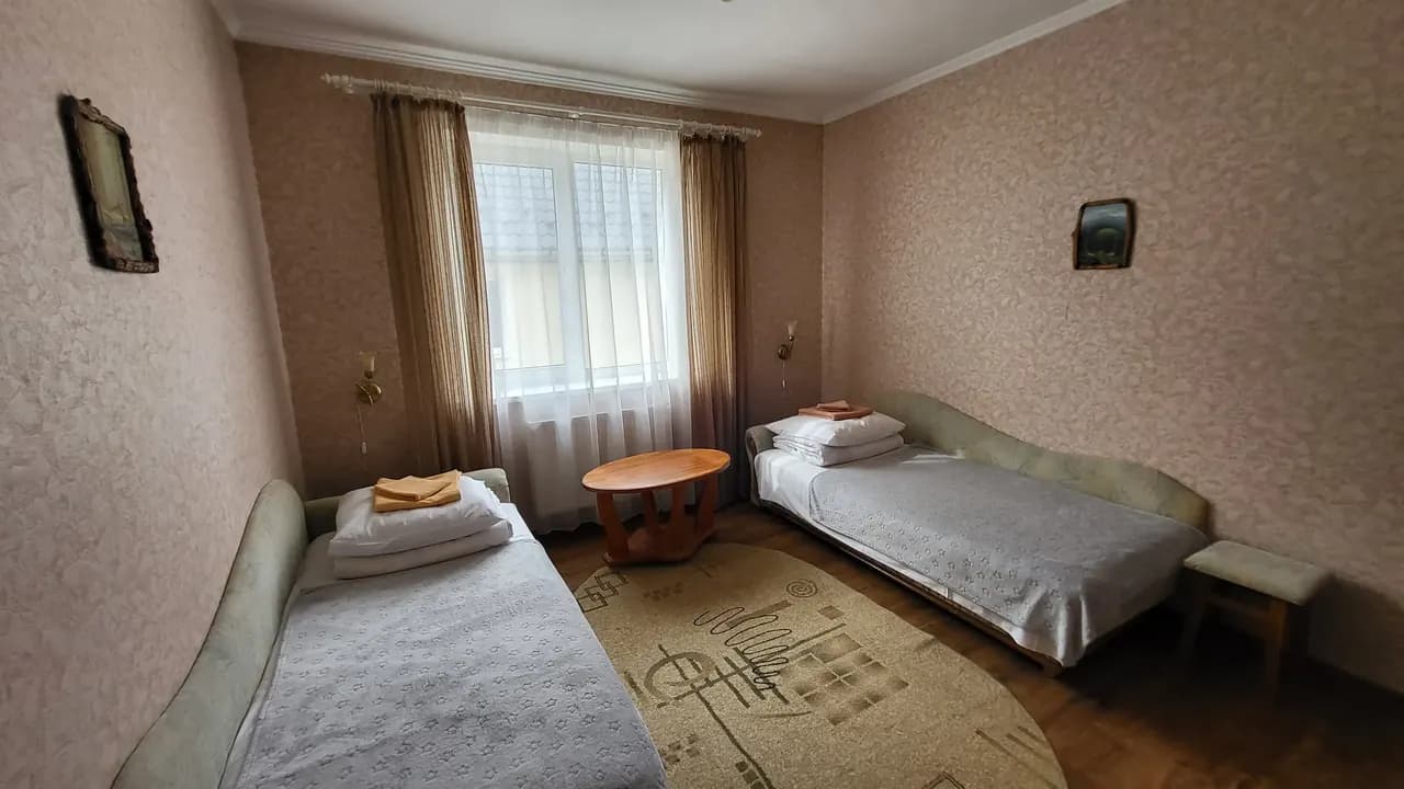 Покращений тримісний номер — Готель Едельвейс Поляна 3
